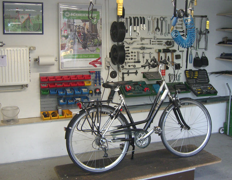 Fahrradservice Kevelaer: Ein Fahrrad steht bei Fahrradservice Bosch in der Werkstatt auf der Hebebühne